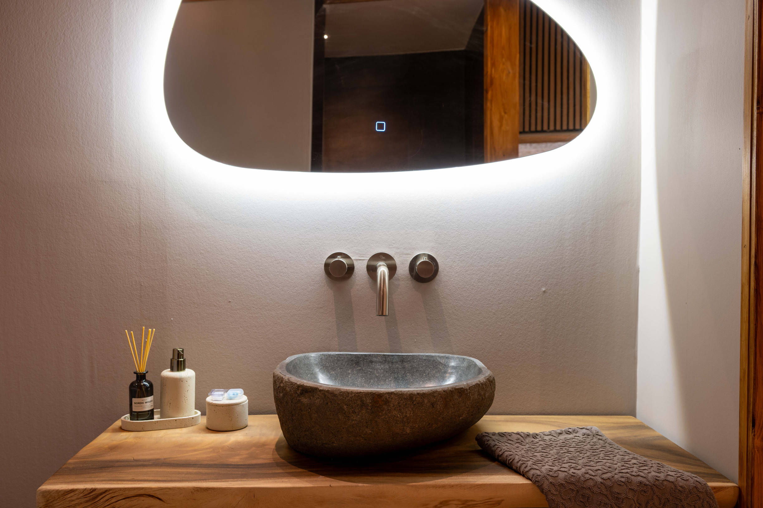 Foto van onze Floating ruimte met daarop ons floatbad, douche, wastafel en omkleedruimte.