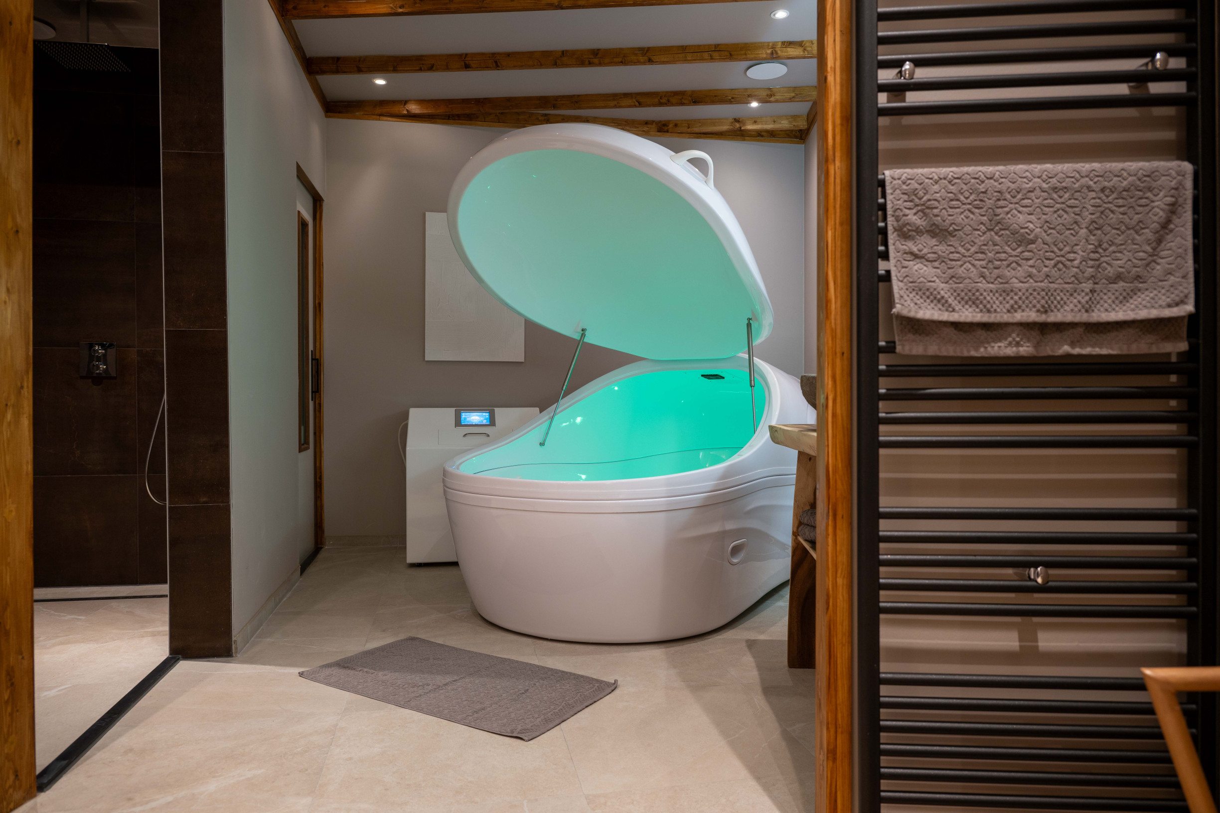 Foto van onze Floating ruimte met daarop ons floatbad, douche, wastafel en omkleedruimte.