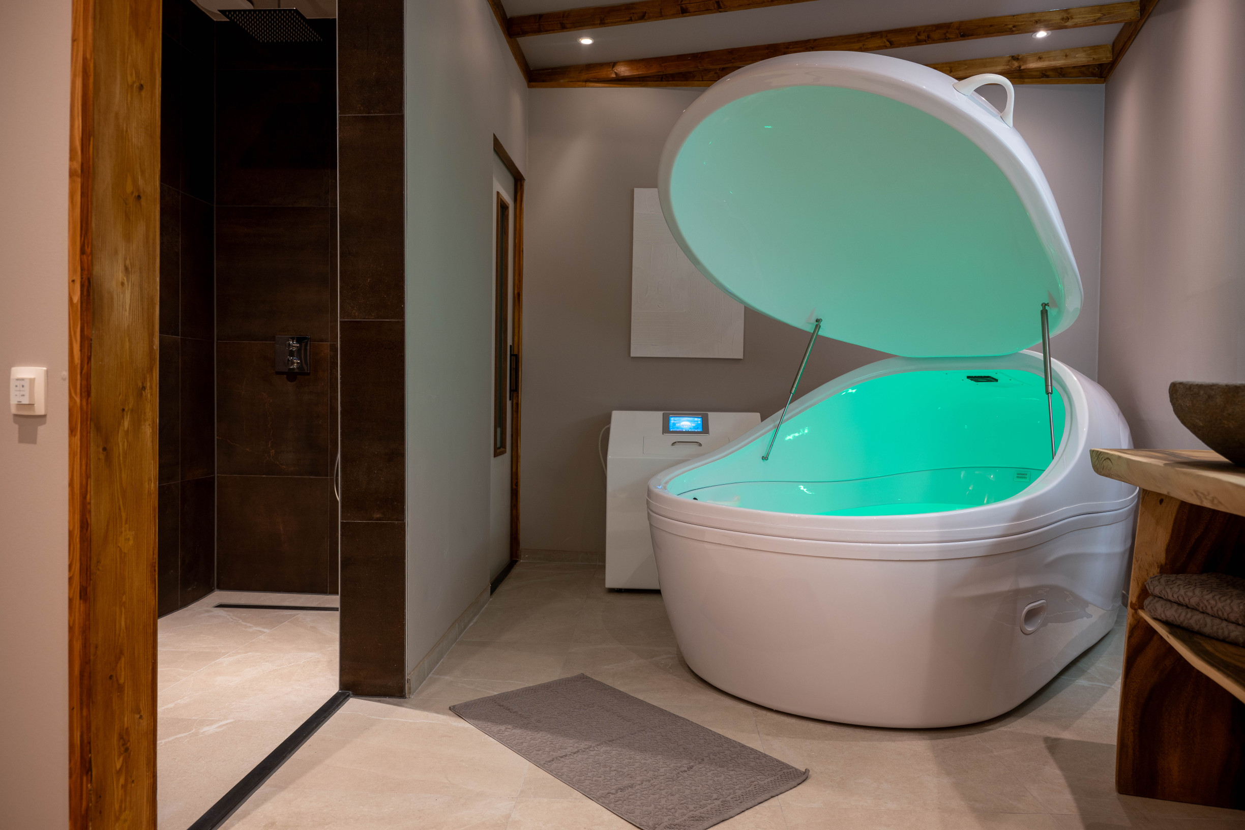 Foto van onze Floating ruimte met daarop ons floatbad, douche, wastafel en omkleedruimte.