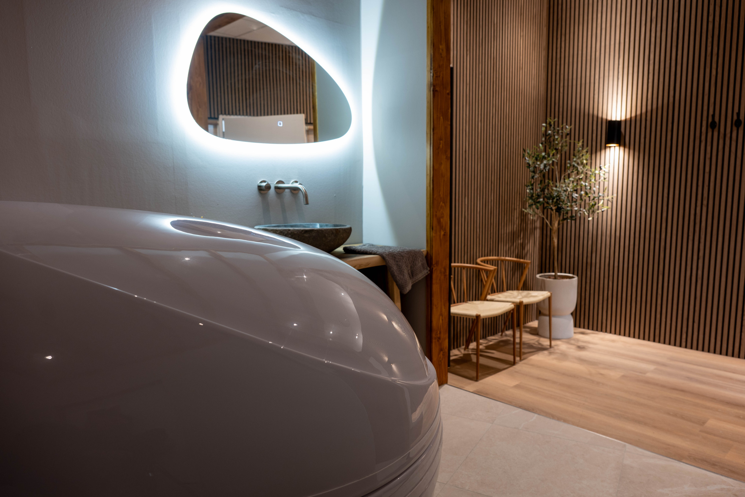 Foto van onze Floating ruimte met daarop ons floatbad, douche, wastafel en omkleedruimte.