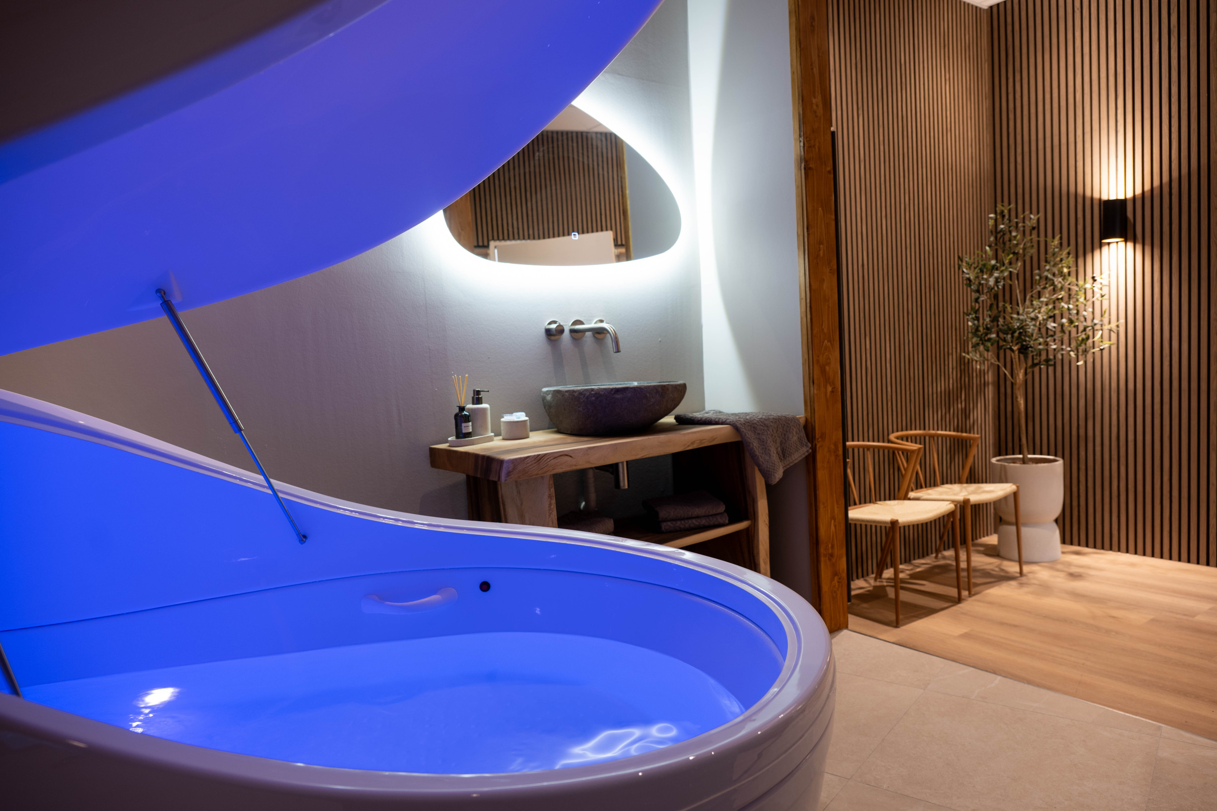 Foto van onze Floating ruimte met daarop ons floatbad, douche, wastafel en omkleedruimte.