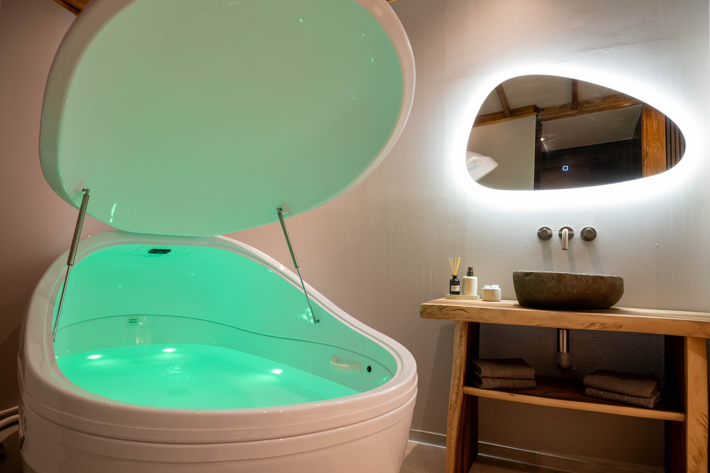 Foto van onze Floating ruimte met daarop ons floatbad, douche, wastafel en omkleedruimte.